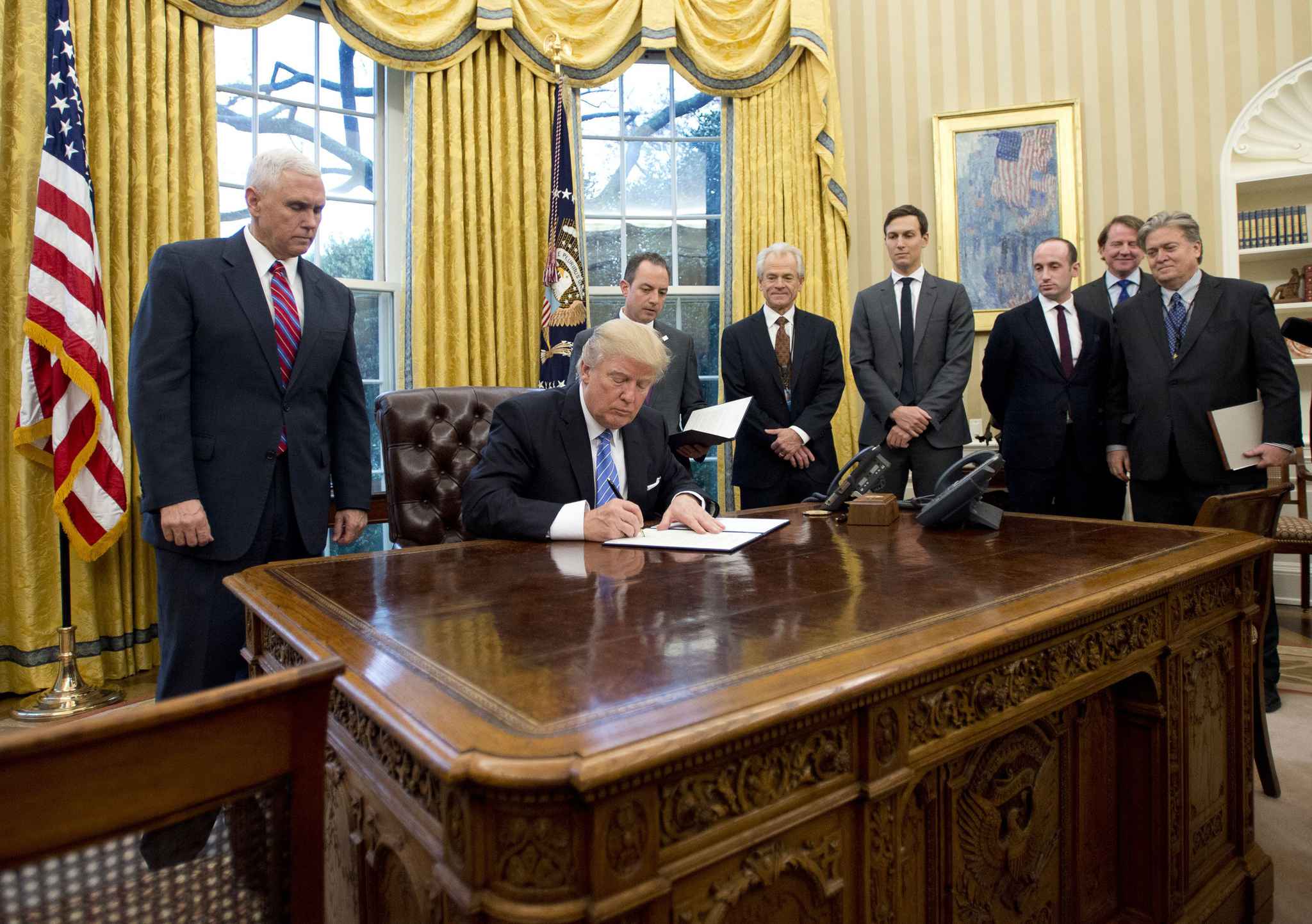 2048x1536-fit_donald-trump-le-23-janvier-2017-qui-a-signe-trois-decrets-dont-un-concerne-l-ivg-credit-ron-sachs