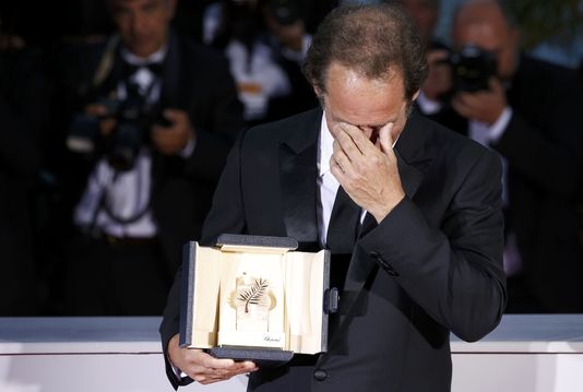 4639789_6_3e1c_l-acteur-vincent-lindon-avec-son-prix_dd441751652b304017cb012660eb7150