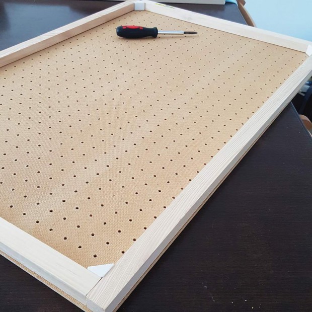 assembler_cadre_et_panneau_perfore