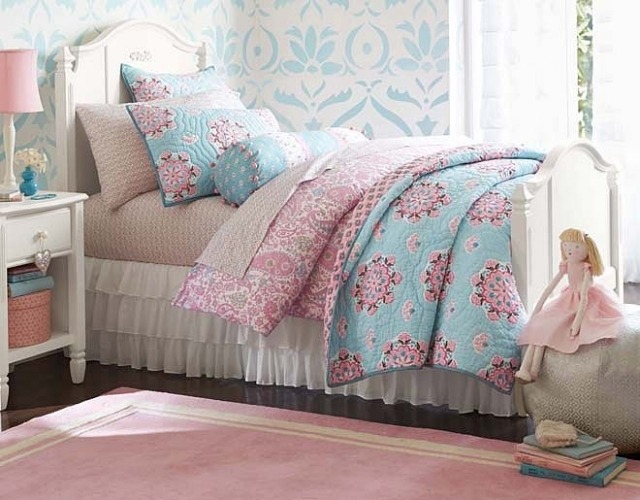 deco-chambre-enfant-retro-fillette-literie-rose-bleu-layette-tapis-rose