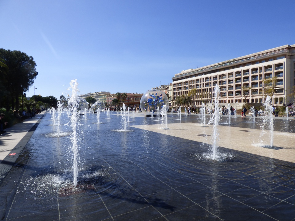 Tourisme à Nice : mon top 6 des immanquables à voir et mes adresses fétiches miroir_eau_nice