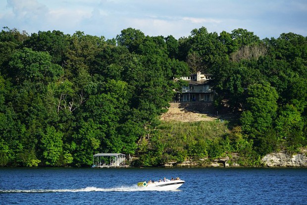 missouri-lake-of-the-ozarks-shoreline-boat