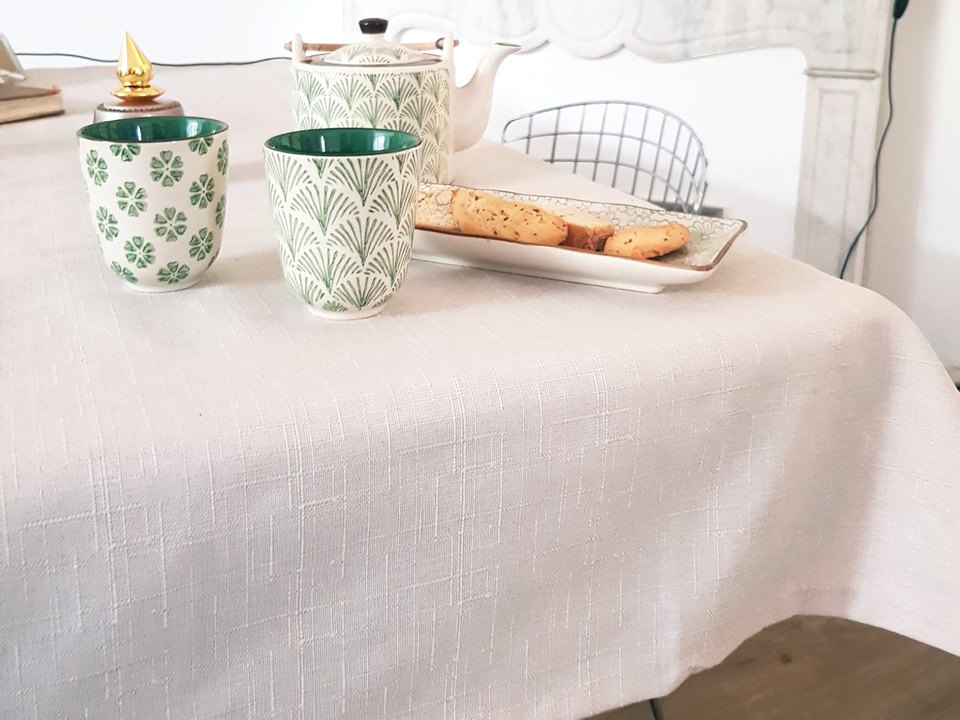 Mes trésors trouvés chez la compagnie du blanc : nappe antitache et oreillers tout doux nappe-ant-tache