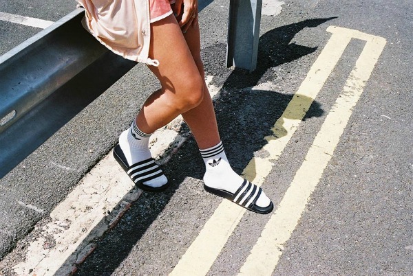 Claquettes chaussettes : la tendance de l’été 2017, on est sérieux là ? claquettes-chaussettes