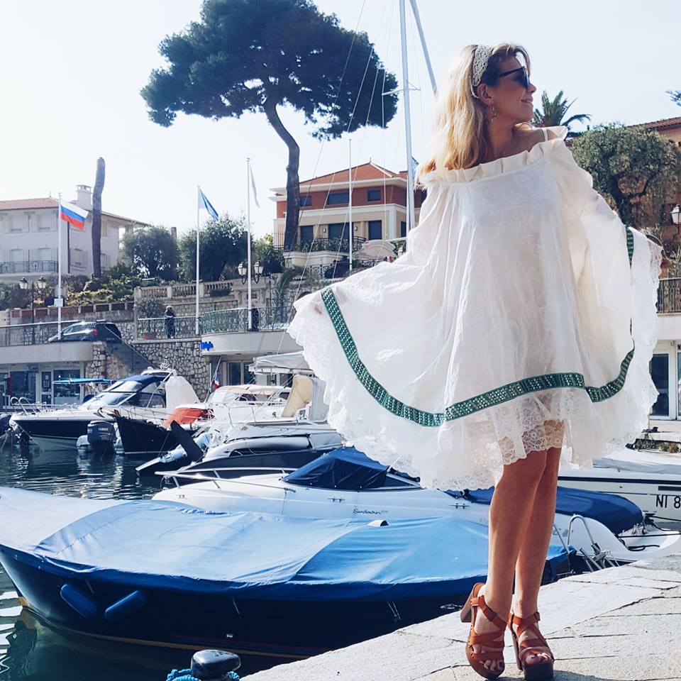 robe-blanche-galon-vert