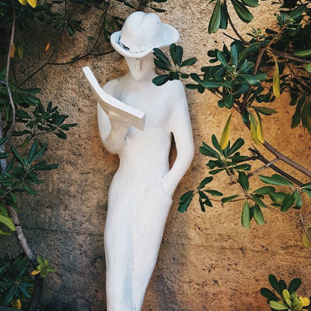 statue-lecture-jardin-ideal-sejour-cannes
